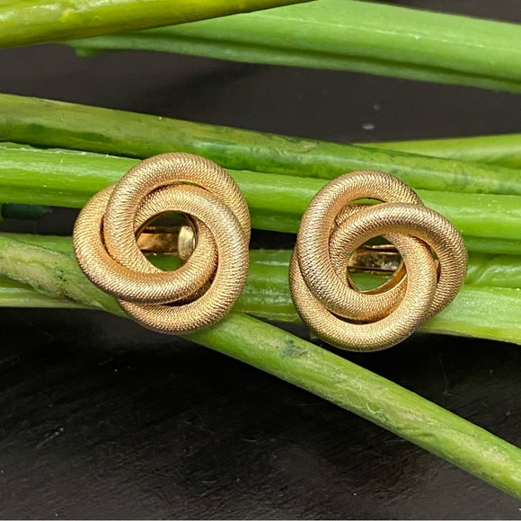 Vintage SARAH COVENTRY “Sarah’s Circle” Brushed Gold Intertwined Circle Earrings - Picture 1 of 13
